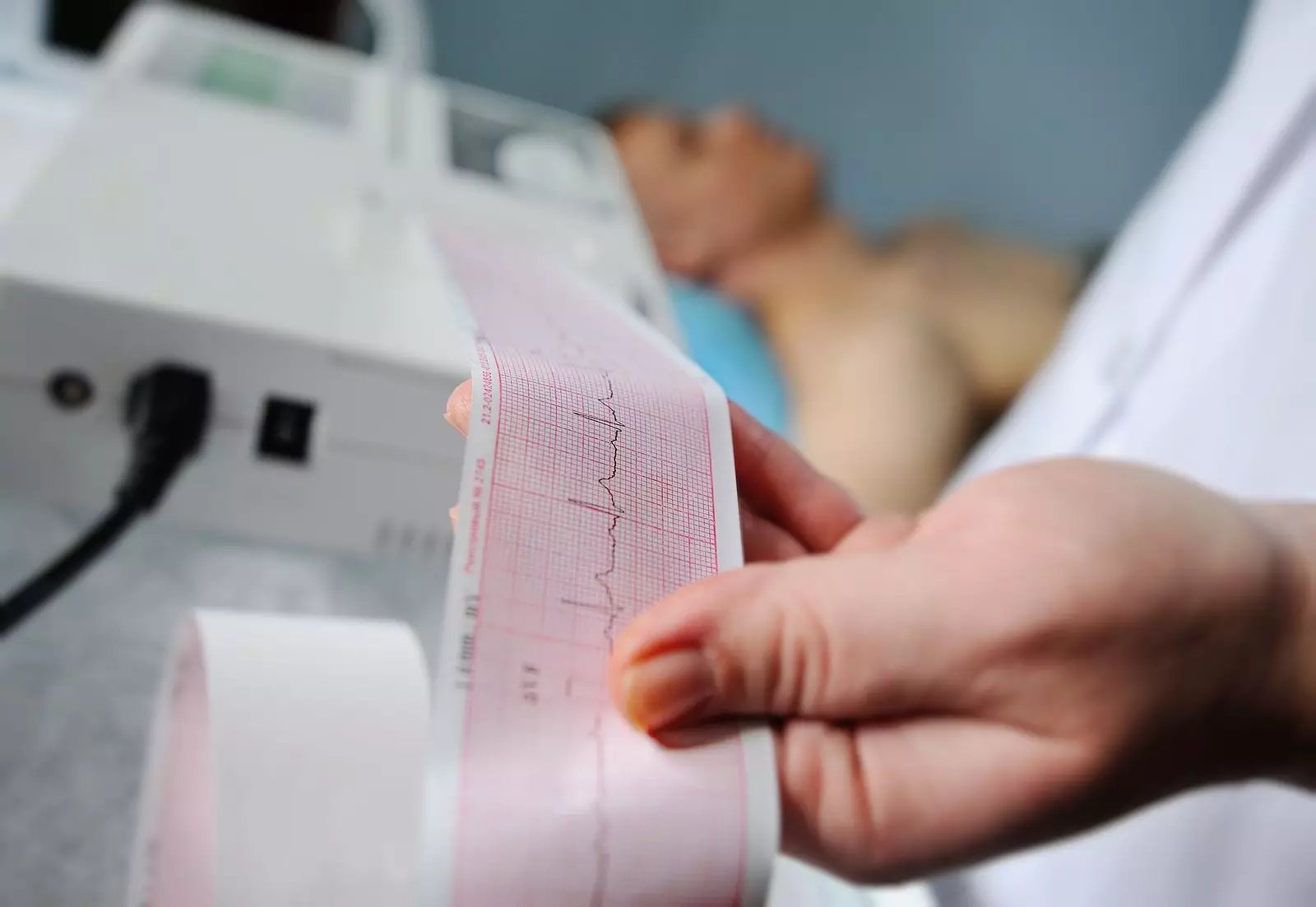 Estudio electrocardiograma por medico internista